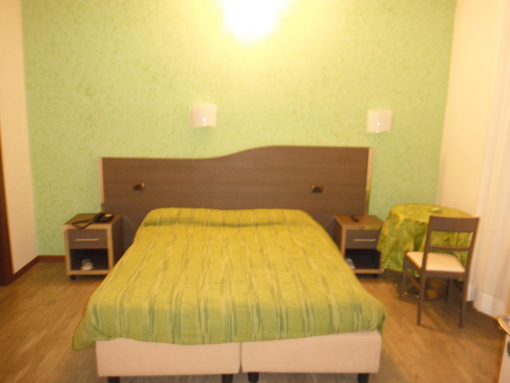 Hotel Renato Sesto San Giovanni Δωμάτιο φωτογραφία