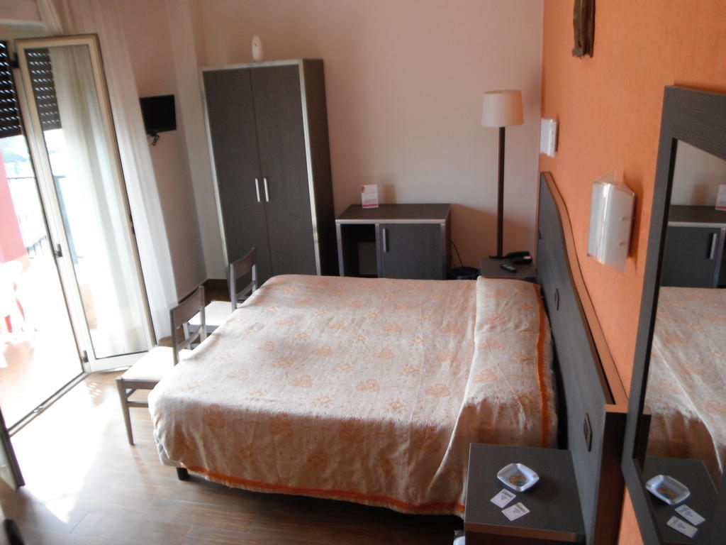 Hotel Renato Sesto San Giovanni Δωμάτιο φωτογραφία